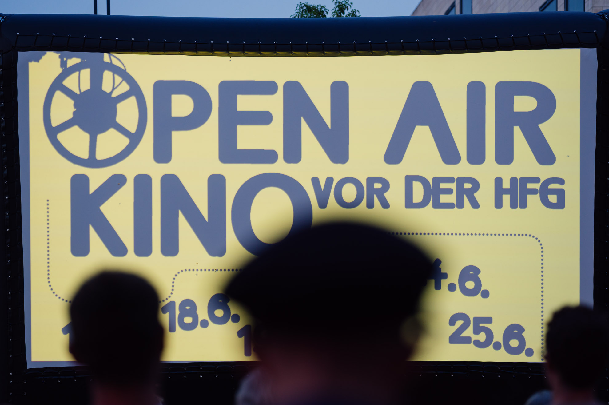 Open Air Kino 2023 Leinwand Köpfe
